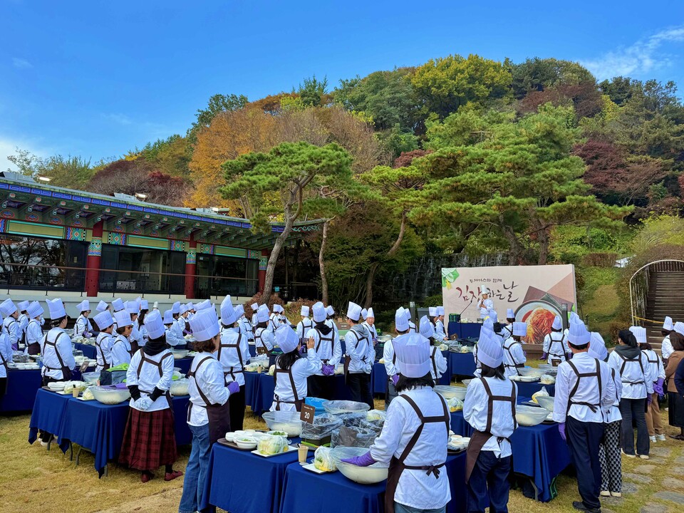 서울 광진구에 위치한 비스타 워커힐 호텔 명월관에서 열린 우리은행의 전통문화 체험행사 ‘투체어스 (TWO CHAIRS)와 함께 김장하는 날’에 참석한 사람들이 체험형 프로그램에 참여하고 있다. 2025.11.10./사진=우리은행