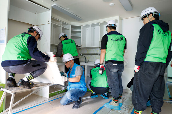 2025년 11월 7일 은평구 아동보육시설 현장에서 서울주택도시개발공사(SH) 임직원들이 봉사활동에 참여하고 있다. /서울주택도시개발공사