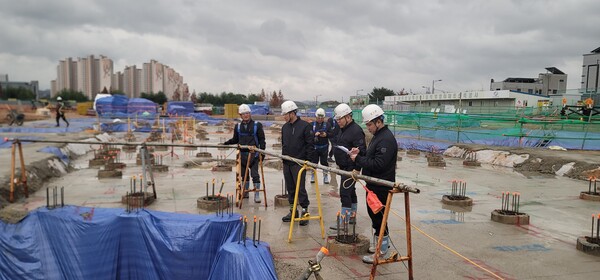지난해 광주전남혁신 B7블록 공사 현장에서 부영그룹 관계자가 동절기 안전 점검을 진행하고 있는 모습이다. /부영그룹