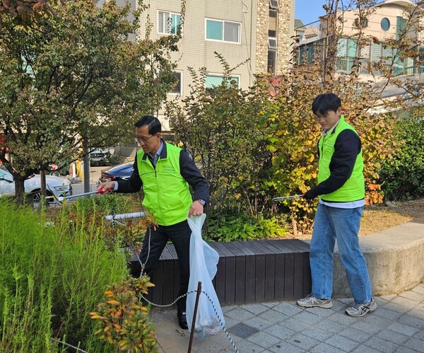 임영선 농협하나로유통 대표이사(왼쪽에서 1번째)가 2025년 11월 7일 서울 마포구 신촌 책거리 일대에서 버려진 쓰레기를 수거하고 있다. /농협하나로유통