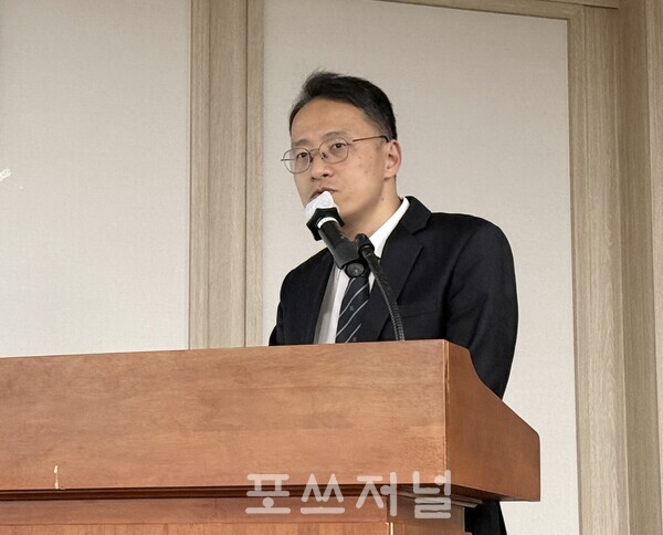 2025년 11월 10일 서울 영등포구 중소기업중앙회에서 열린 '원화 스테이블코인의 미래 방향성과 통화정책에 미치는 영향 진단' 토론회에서 장보성 자본시장연구원 박사가 발표하고 있다./사진=박소연 기자