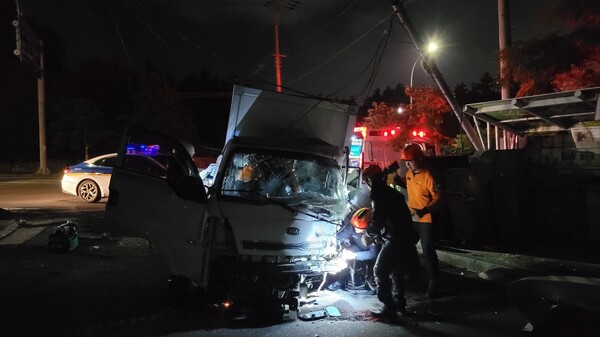 2025년 11월 10일 오전 2시 10분경 제주시 오라2동의 한 도로에서 30대 택배기사가 몰던 1t 트럭이 전신주를 들이받았다./ 사진=제주소방안전본부연합