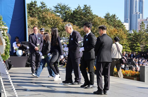 2025년 11월 11일 부산광역시 유엔기념공원에서 열린 '제19회 유엔 참전용사 국제 추모의 날' 기념식에서 이중근 부영그룹 회장을 비롯한 국민대표 4인이 참전용사의 희생을 추모하며 헌화하고 있다. /부영그룹