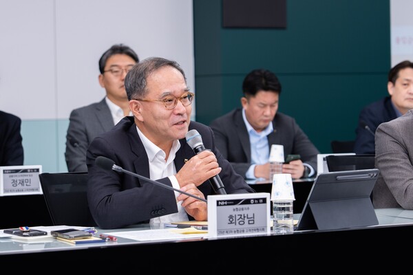NH농협금융은 2025년 11월 10일 서울 서대문구 본사에서 지주 및 자회사 고객전략 담당 임직원 60여 명이 참석한 가운데 '2025년 제3차 농협금융 고객전략협의회'를 개최했다. 이찬우 농협금융 회장이 회의를 주재하고 있다./사진=농협금융