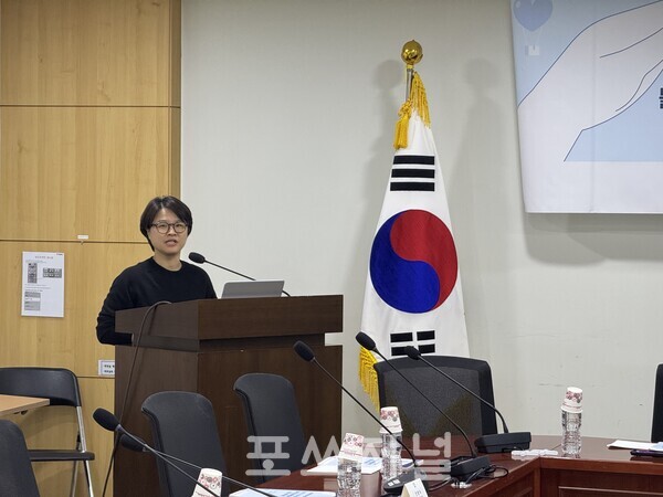 2025년 11월 11일 국회에서 열린 ‘극단적 주거 취약계층인 노숙인 인권과 통합을 위한 입법·정책 과제’ 토론회에서 송아영 연세대학교 사회복지학과 교수가 발표하고 있다. /사진=장성열 기자
