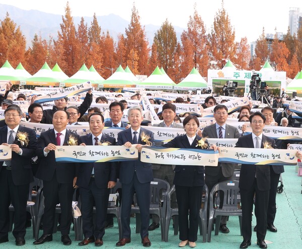 강호동 회장(왼쪽에서 네번째)이 2025년 11월 11일 강원도 원주시 젊음의 광장에서 열린 제30회 농업인의 날 기념식에 참석하고 있다. / 사진=농협중앙회