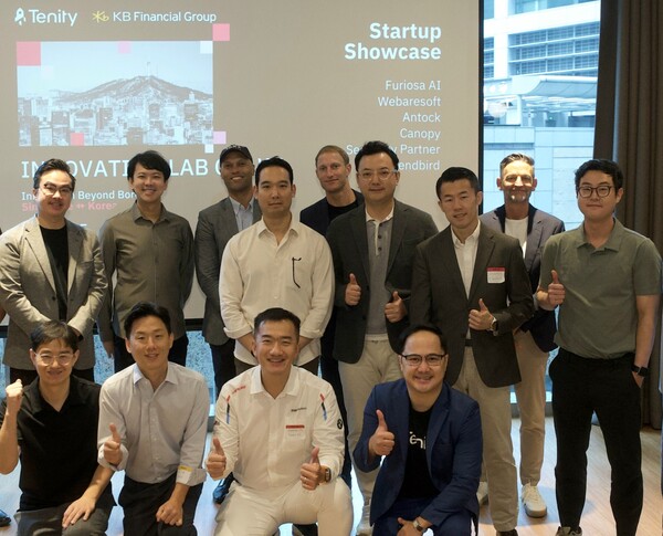 2025년 11월 10일 싱가포르 현지에서 진행된 'KB Demo Day' 행사에서 ‘KB스타터스 싱가포르’ 선발 기업과 글로벌 VC, AC, 유관기관의 관계자들이 기념촬영을 하고 있다./사진=KB금융그룹