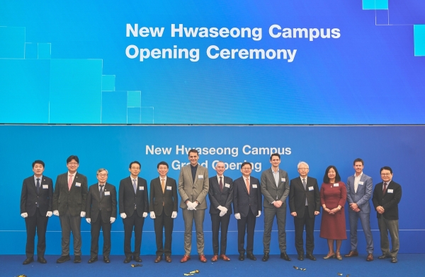 2025년 11월 12일 열린 ASML 화성캠퍼스 준공식에 (왼쪽부터) 배정수 화성특례시 의회 의장, 김태형 경기도 의회 의원, 조승문 화성특례시 제2부시장, 강감찬 산업통상부 무역투자실장, 김성중 경기도 행정1부지사, 크리스토프 푸케 ASML 최고경영자(CEO), 로저 다센 ASML 최고재무책임자(CFO), 최한종 ASML코리아 대표이사, 에릭 반 코우웬 ASML코리아 대표이사, 김병찬 ASML코리아 대표이사, 써니 스탈나커 ASML 코리아 전 대표이사, 야닉 시르 ASML 건설 총괄, 쌍용건설 김인수 대표이사가 참석했다. /사진=ASML코리아