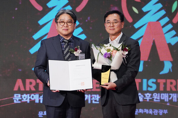 11일 웨스틴 조선 서울에서 열린 ‘2025 한국메세나대회’에서 HS효성 최형식 커뮤니케이션실 상무(오른쪽)과 한국문화예술위원회 송시경 사무처장이 기념촬영을 하고 있다./사진=HS효성첨단소재