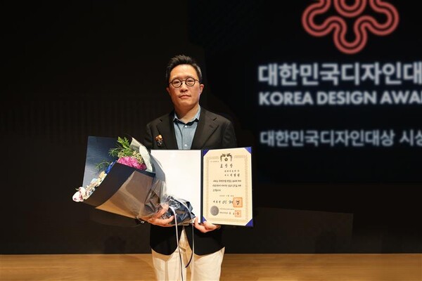 2025년 11월 12일 서울 강남구 코엑스 그랜드컨퍼런스룸에서 열린 제27회 대한민국디자인대상 시상식에서 현대차 브랜드마케팅본부장 지성원 전무가 대통령 표창을 수상하고 기념촬영을 하고 있다./사진=현대차