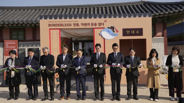 2025년 11월 12일 서울 종로구 경복궁 생물방에서 ‘BORDERLESS – 전통, 차원의 문을 열다’ 전시 오프닝 행사 테이프 컷팅식이 진행됐다. (왼쪽부터)한국전통문화대학교 금종숙 교수(전통섬유전공), 한국전통문화대학교 김석곤 교수(전통회화전공, 전통미술공예학과장), 한국전통문화대학교 최성재 교수(전통도자전공, 문화유산대학장), 한국전통문화대학교 유철 총무과장, 한국전통문화대학교 강경환 총장, 넥슨재단 김정욱 이사장, 넥슨 김창섭 메이플스토리 국내 총괄디렉터, 네오플 경영지원본부 정일영 이사, 넥슨재단 지준숙 이사, 한국전통문화대학교 장현숙 교수(전통조각전공). /사진=넥슨재단