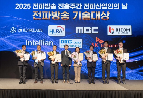 SK텔레콤이 2025년 11월 12일 오전 서울 강남구 웨스틴 서울 파르나스 하모니볼룸에서 열린 26회 전파방송 기술대상에서 차세대 6G 이동통신을 위한 AI 기반 무선 송수신 기술로 과학기술정보통신부 장관상을 수상했다. 최우혁 과학기술정보통신부 네트워크정책실장(왼쪽에서 네 번째), 류탁기 SKT 인프라기술본부장( "여덟번째)이 전파방송 기술대상 수상자들이 기념 촬영을 하고 있다. /SK텔레콤