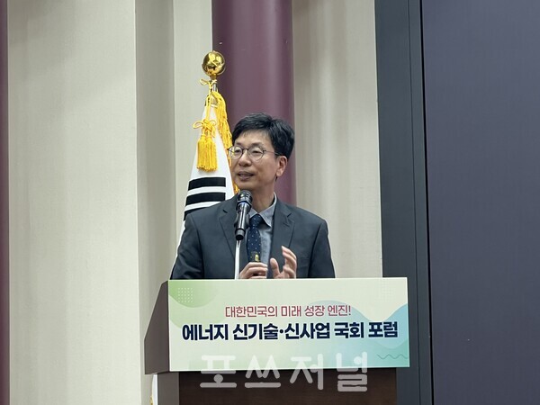 2025년 11월 12일 여의도 국회의원회관에서 열린 '에너지 신기술·신사업 국회 포럼'에서 손성용 가천대 교수가 발표하고 있다./사진=김지훈 기자