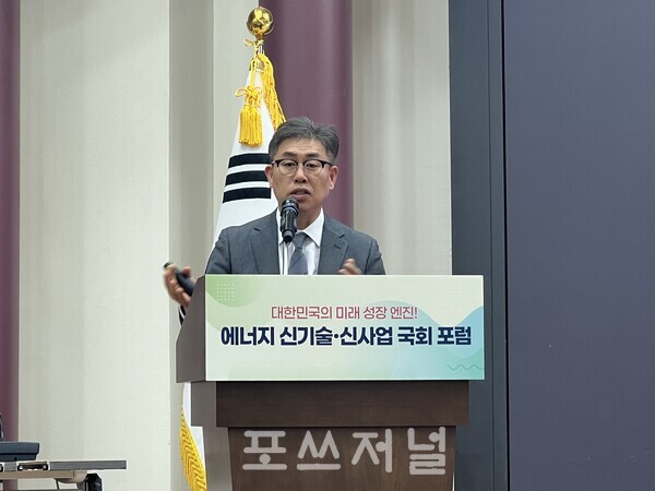 2025년 11월 12일 여의도 국회의원회관에서 열린 '에너지 신기술·신사업 국회 포럼'에서 이지훈 한국기술지주회사협회 사무총장이 발표하고 있다./사진=김지훈 기자