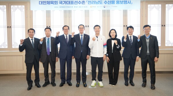 노동진 수협중앙회장(왼쪽 네번째)이 2025년 11월 12일 충북 국가대표선수촌에서 동계올림픽 출전을 앞둔 국가대표 선수단과 기념촬영을 하고 있다. / 사진=수협중앙회