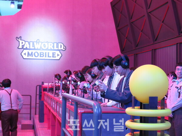 2025년 11월 13일 부산 벡스코(BEXCO) 국제게임전시회 '지스타 2025' 크래프톤 A01부스에서 '팰월드 모바일'(Palworld Mobile) 체험이 진행되고 있다. /사진=강민혁 기자