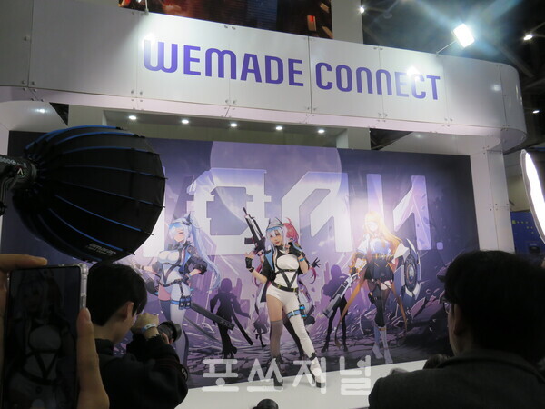 2025년 11월 13일 부산 벡스코(BEXCO) 국제게임전시회 '지스타 2025' 위메이드커넥트 D17부스에서 코스어 리브가 게임 '노아'의 캐릭터 '펠른' 코스프레를 선보이고 있다. /사진 강민혁 기자.