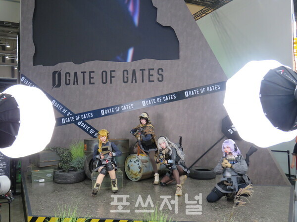 2025년 11월 13일 부산 벡스코(BEXCO) 국제게임전시회 '지스타 2025' 웹젠 E09부스에서 코스어 웰, 댱이, 아자 미유코, 넬리가 '게이트 오브 게이츠'의 캐릭터 코스프레를 선보이고 있다. /사진=강민혁 기자