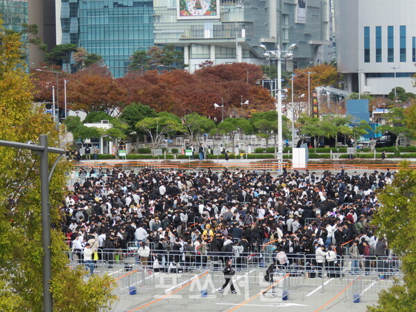 2025년 11월 13일 부산 벡스코(BEXCO)에서 국제게임전시회 '지스타 2025'가 진행되고 있다. 지스타 입장을 위해 인파들이 대기하고 있다. /사진=강민혁 기자