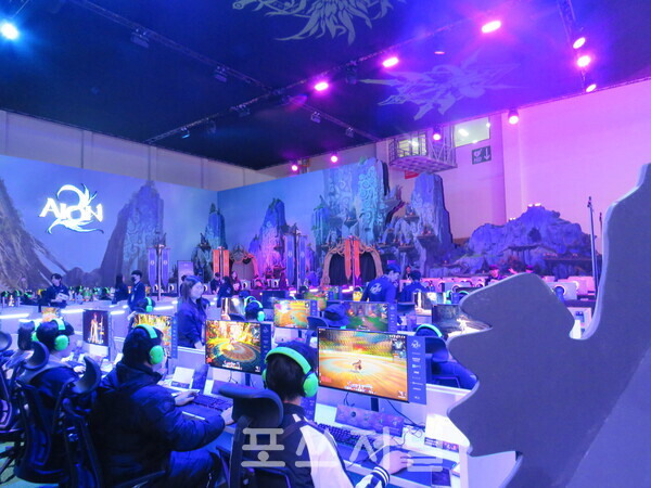 2025년 11월 13일 오전 부산 벡스코 '지스타 2025' BTC(기업·소비자간 거래)관 엔씨소프트(NC) A04부스에서 관람객들의 아이온2 출품작 체험이 진행되고 있다. /사진=강민혁 기자