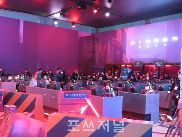 2025년 11월 13일 오전 부산 벡스코 '지스타 2025' BTC(기업·소비자간 거래)관 엔씨소프트(NC) A04부스에서 관람객들의 신더시티 출품작 체험이 진행되고 있다. /사진=강민혁 기자