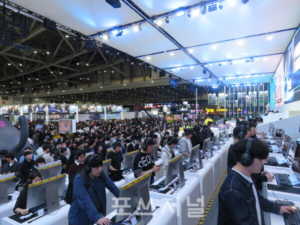 2025년 11월 13일 부산 벡스코(BEXCO) 국제게임전시회 '지스타 2025' 넷마블 BTC(기업·소비자간 거래) 제1전시장 A04부스에서 관람객들의 출품작 체험이 진행되고 있다. /사진=강민혁 기자