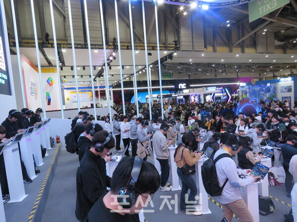 2025년 11월 13일 부산 벡스코(BEXCO) 국제게임전시회 '지스타 2025' 넷마블 BTC(기업·소비자간 거래) 제1전시장 A04부스에서 관람객들의 출품작 체험이 진행되고 있다. /사진=강민혁 기자