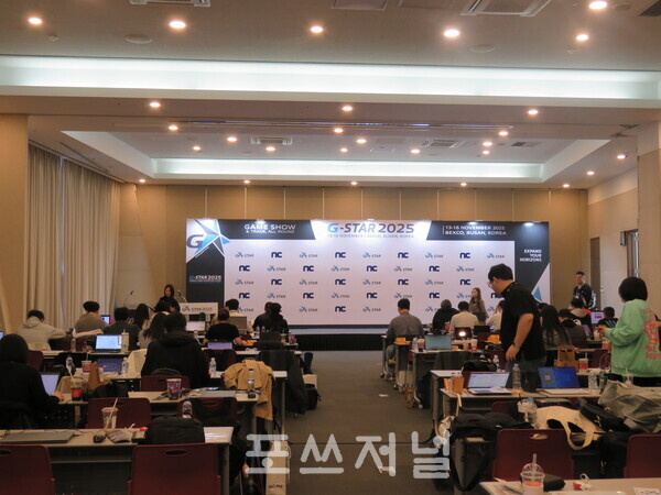 2025년 11월 13일 부산 벡스코(BEXCO) 국제게임전시회 '지스타 2025' 제1전시장 2층에 4개 룸을 통합한 프레스룸이 마련됐다. 프레스룸 내부. /사진=강민혁 기자