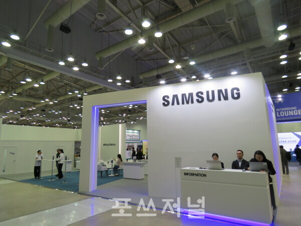 2025년 11월 13일 부산 벡스코(BEXCO) 국제게임전시회 '지스타 2025' 삼성전자 BTB(기업간거래) 제2전시장 G-403부스에 삼성 갤럭시와 게이밍 파트너십을 위한 기업 홍보가 진행되고 있다. /사진=강민혁 기자