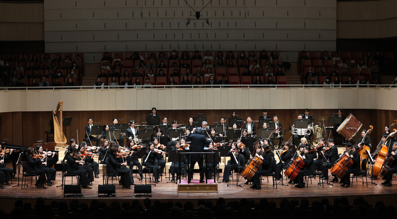 2025년 11월 12일 대구콘서트하우스 그랜드홀에서 열린 ‘제15회 동서커피클래식’에서 대구시립교향악단(지휘자 백진현)이 연주하고 있다. 2025.11.13./사진=동서식품