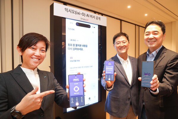 LG유플러스가 안심할 수 있는 AI를 기반으로 고객의 편의를 증진하는 서비스인 ‘익시오(ixi-O) AI 비서’를 공개했다. 사진 왼쪽부터 캐런 티오 구글 아시아 태평양 플랫폼·디바이스 파트너십 총괄(부사장)과 이재원 LG유플러스 Consumer부문장(부사장), 이상엽 LG유플러스 CTO(전무)가 익시오 AI 비서를 소개하고 있다./2025.11.13.LG유플러스