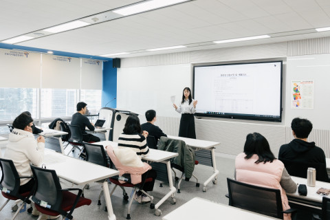SK행복나눔재단 취업 연계형 장애인 육성 프로그램에 참여한 장애인 훈련생들이 직무 훈련을 받고 있다./사진=행복나눔재단
