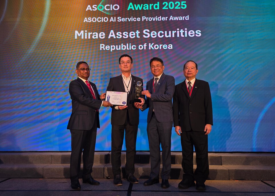 2025년 11월 11일 개최된 'ASOCIO 어워드 2025'에서 (왼쪽부터) 압둘라 카피(Abdullah Kafi) ASOCIO 명예회장, 박홍근 미래에셋증권 IT부문대표(부사장), 수팍 라일런트(Supak Lailert) 부회장(Deputy Chairman), 분락 사라깐난다(Bunrak Saraggananda) ASOCIO 명예회장이 기념사진을 촬영하고 있다. 이날 미래에셋증권은 'AI Service Provider Award'을 수상했다. 2025.11.13./사진=미래에셋증권