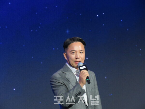 2025년 11월 13일 오전 부산 벡스코 '지스타 2025' BTC(기업·소비자간 거래)관 엔씨소프트(NC) 부스에서 열린 '엔씨소프트 지스타 2025 오프닝 세션'에서 김택진 엔씨소프트 CCO(최고창의력책임자)가 발표하고 있다. /사진=강민혁 기자