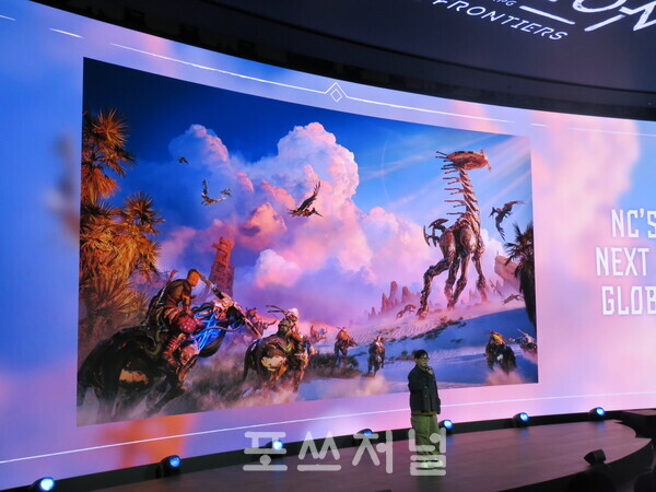 2025년 11월 13일 오전 부산 벡스코 '지스타 2025' BTC(기업·소비자간 거래)관 엔씨소프트(NC) 부스에서 열린 '엔씨소프트 지스타 2025 오프닝 세션'에서 이성구 엔씨소프트 PD가 미공개 신작 '호라이즌 스틸 프론티어스'(HORIZON STEEL FRONTIERS)를 최초로 발표하고 있다. /사진=강민혁 기자