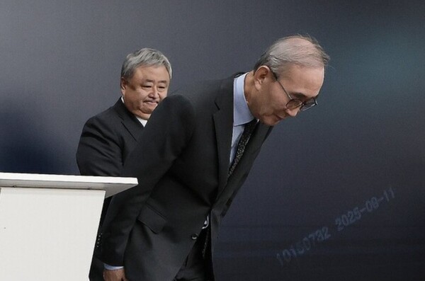 2025년 9월 11일 김영섭 KT 사장이 서울 종로구 KT 광화문빌딩 웨스트 사옥에서 소액결제 피해와 관련해 고개 숙여 사과하고 있다. / 사진=연합