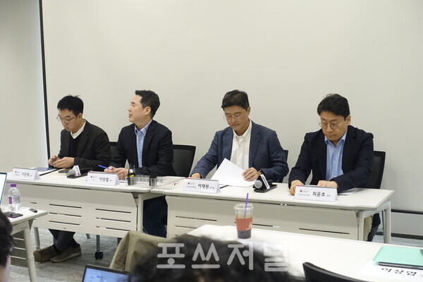 2025년 11월 13일 서울 종로에서 열린 익시오 AI 비서 발표 기자간담회에서 LG유플러스 임원진들이 기자들의 질문에 답하고 있다. / 사진=장성열 기자