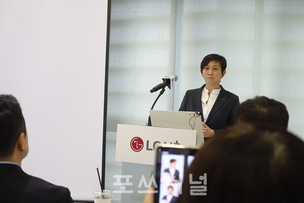 2025년 11월 13일 서울 종로에서 열린 기자간담회에서 캐런 티오 구글 아시아 태평양 플랫폼·디바이스 파트너십 총괄(부사장)이 익시오 AI 비서를 소개하고 있다. /사진=장성열 기자