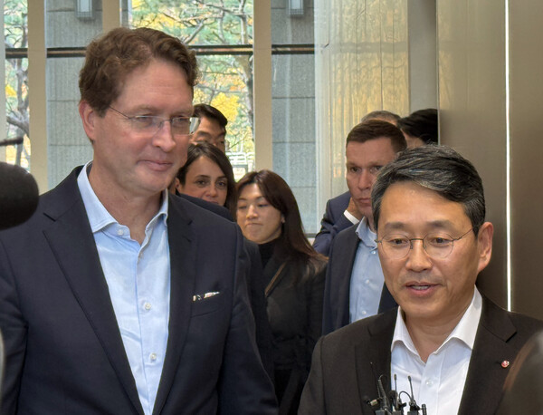 올라 칼레니우스 메르세데스-벤츠 회장(왼쪽)과 조주완 LG전자 CEO가 13일 서울 여의도 LG트윈타워에서 LG그룹의 주요 계열사 CEO들과 회동을 마친 뒤 기자들의 질문에 답하고 있다. 2025.11.13 [공동취재단]