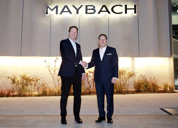 조현상 HS효성 부회장이 올라 칼레니우스 메르세데스-벤츠 회장(왼쪽)과 2025년 11월 13일 서울 강남구 마이바흐 브랜드센터 서울에서 기념사진을 촬영하고 있다./벤츠코리아