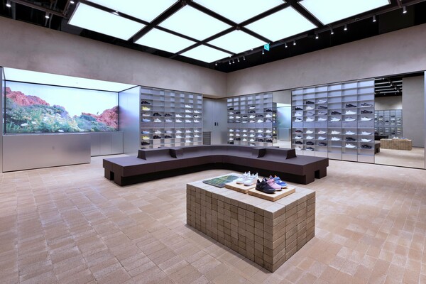 잠실 롯데월드몰 1층에 오픈한 '온(On)' 매장 전경. 2025.11.14./사진=롯데쇼핑