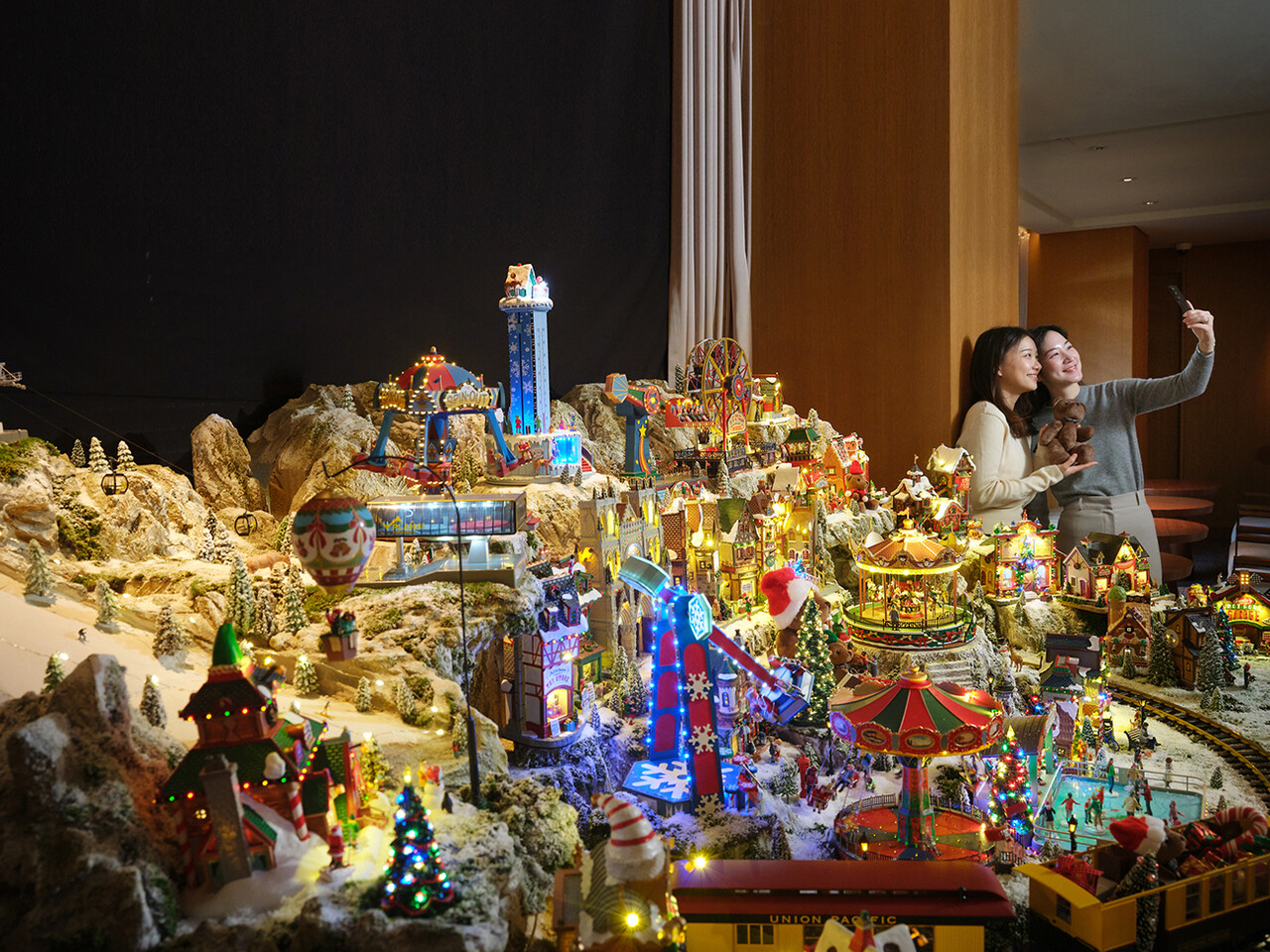 모델들이 서울신라호텔 19층 라운지에 설치된 ‘메리 신라 빌리지’ 앞에서 셀피를 촬영하고 있다. 2025.11.14./사진=호텔신라