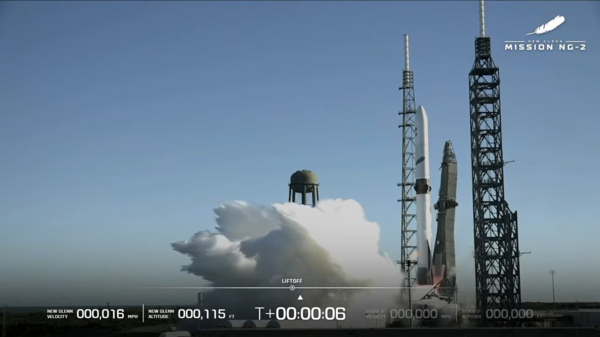 2025년 11월 13일(현지시간) 미국 플로리다주 케이프 커내버럴 우주군 기지에서 블루오리진의 뉴 글렌 로켓이 발사되고 있다. /블루오리진