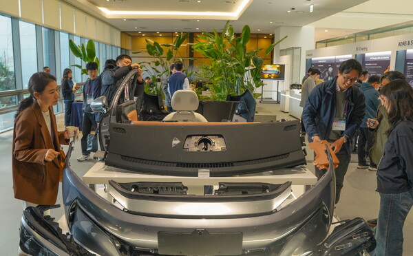 2025년 11월 13일 LG화학 오산 CS캠퍼스에서 진행된 전기차 소재 콘퍼런스 ‘2025 EM BU Teardown 컨퍼런스’에서 LG화학 임직원이 고객에게 제품을 설명하고 있다./사진=LG화학