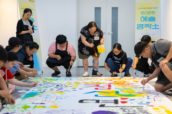 예술공작소 참가자들이 정은혜 작가 수업에서 그림 그리기 실습을 하고 있다. /2025.11.14 호반그룹