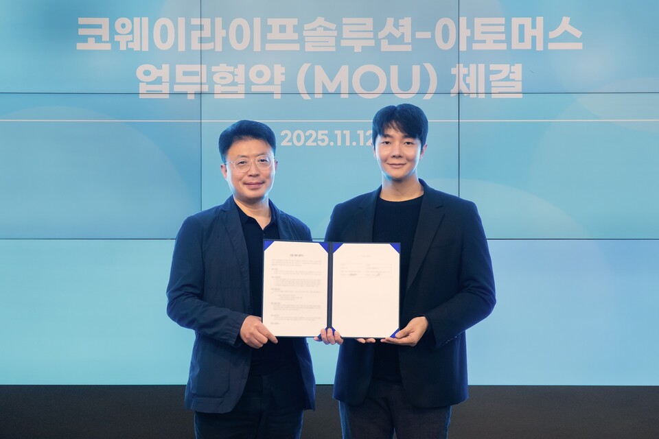 2025년 11월 12일 서울 구로구 지타워 코웨이라이프솔루션 본사에서 열린 협약식에서 김명곤 코웨이라이프솔루션 대표이사(왼쪽)와 김규태 아토머스㈜ 대표이사(오른쪽)가 기념 촬영을 하고 있다. 2025.11.14./사진=코웨이
