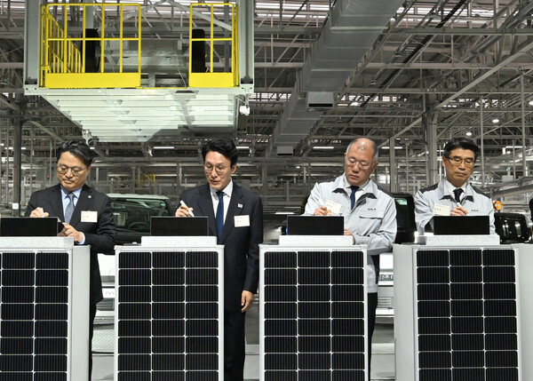 2025년 11월 14일 오토랜드 화성에서 열린 기아 화성 EVO Plant East 준공식과 West 기공식에 참석한 주요 인사. (왼쪽부터) 문신학 산업통상부 1차관, 김민석 국무총리, 정의선 현대자동차그룹 회장, 송호성 기아 사장./사진=기아