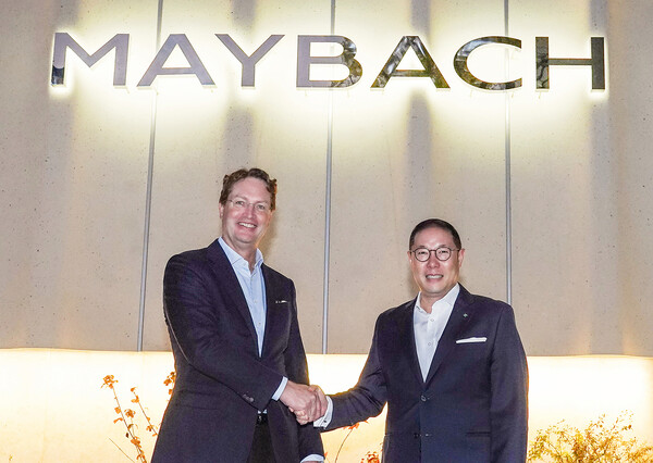 2025년 11월 14일 서울 강남구 마이바흐 브랜드센터 서울에서 조현상 HS효성 부회장(오른쪽)과 올라 칼레니우스 메르세데스-벤츠 회장이 기념촬영을 하고 있다./사진=HS효성