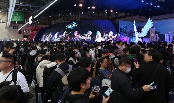 엔씨소프트(NC)는 부산 벡스코에서 열린 '지스타(G-STAR) 2025'의 아이온2 부스가 개막 이튿날에도 관람객들로 북적이며 최대 흥행작으로 떠올랐다고 2025년 11월 14일 밝혔다. /사진=엔씨소프트(NC)