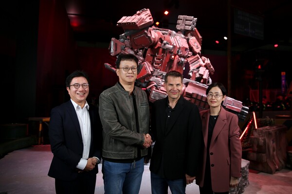 엔씨소프트(NC)가 마이크로소프트(MS)와의 기술 협력을 통해 신작 '신더시티'(CINDER CITY) 개발에 혁신 기술을 적용한다고 2025년 11월 14일 밝혔다. (왼쪽부터) 최원종 엔씨소프트 IP얼라이언스실장(상무), 배재현 빅파이어 게임즈 대표 겸 엔씨소프트 CDA(Chief Development Advisor, 부사장), 제러미 홀렛(Jeremy Hollett) 마이크로소프트 애저(Azure) 고객 신뢰 엔지니어링(CRE) 총괄 부사장(Corporate Vice President), 임옥희 한국마이크로소프트 고객 성공 사업부(Customer Success Unit) 부문장. /사진=엔씨소프트(NC)